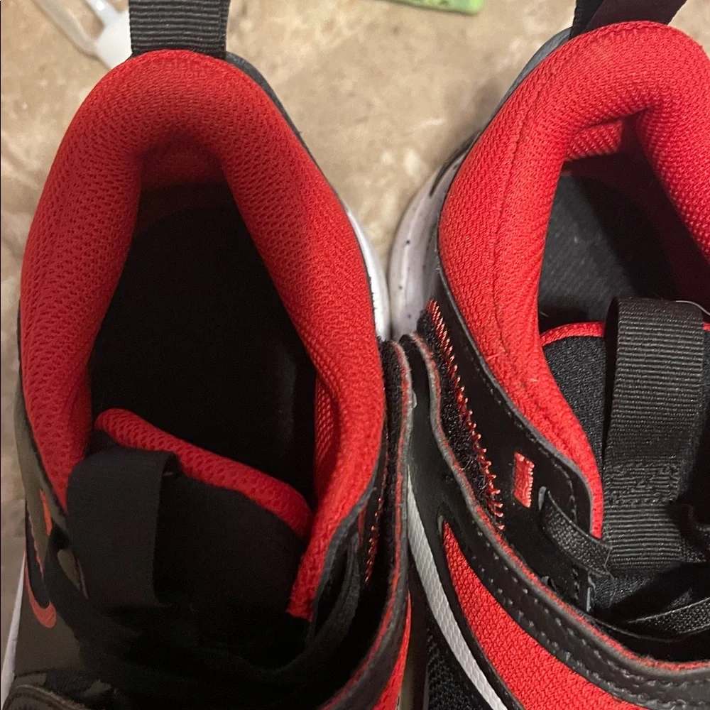 Nike Sneakers 6 Y Kids Team Hustlle D 11 (GS) Mid Top Black University Red